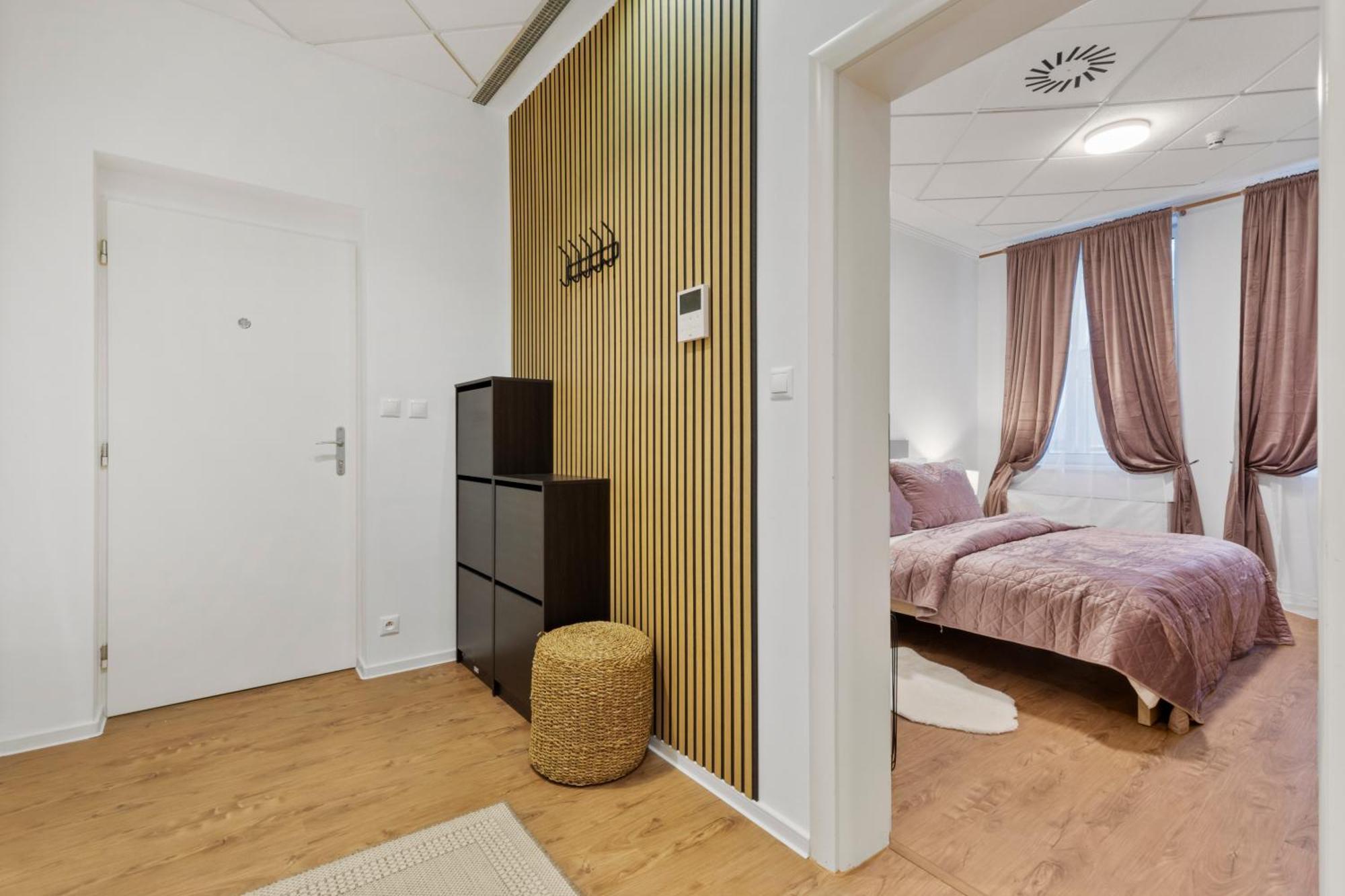 Ferienwohnung Luxe Living At Old Town Center Pressburg Exterior foto